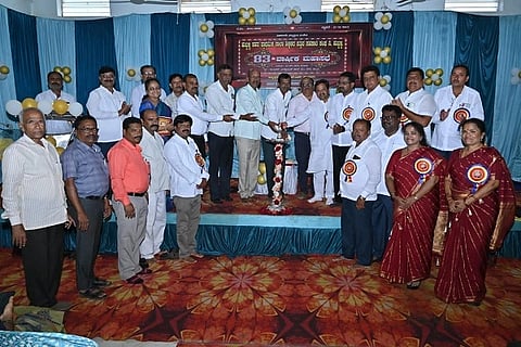 sikshaka sangha ಹುಬ್ಬಳ್ಳಿಯಲ್ಲಿ ಶನಿವಾರ ಏರ್ಪಡಿಸಿದ್ದ ಹುಬ್ಬಳ್ಳಿ ಶಹರ ಪ್ರಾಥಮಿಕ ಶಾಲಾ ಶಿಕ್ಷಕರ ಪತ್ತಿನ ಸಹಕಾರಿ ಸಂಘದ 83ನೇ ವಾರ್ಷಿಕ ಮಹಾಸಭೆಯನ್ನು ಬಿಇಒ ಎಚ್.ಎಂ. ಫಡ್ನೇಶಿ ಉದ್ಘಾಟಿಸಿದರು.