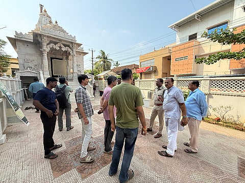 ಹುಬ್ಬಳ್ಳಿಯ ಹೊಸೂರು ಕ್ರಾಸ್ ಬಳಿಯ(silver theft)  ಜೈನ ಮಂದಿರಕ್ಕೆ ಎಸಿಪಿ ಶಿವಾನಂದ ಚಲವಾದಿ ಬುಧವಾರ ಭೇಟಿ ನೀಡಿ ಪರಿಶೀಲಿಸಿದರು.