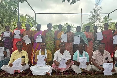 ಚನ್ನಗಿರಿ ತಾಲೂಕಿನ ಕಾರಿಗನೂರು ಗ್ರಾಮಸ್ಥರು ಇ-ಸ್ವತ್ತಿಗೆ ಒತ್ತಾಯಿಸಿ ಗುರುವಾರ ಎಸ್‌ಐಆರ್ ಪ್ರಕ್ರಿಯೆಗೆ ಅಸಹಕಾರ ಚಳವಳಿ ನಡೆಸಿದರು. ತೇಜಸ್ವಿ ವಿ. ಪಟೇಲ್, ಜಿ.ಟಿ. ಸದಾಶಿವಮೂರ್ತಿ, ಎಚ್.ಕೆ. ಬಸವರಾಜಪ್ಪ, ಸಂದೀಪ್, ಉಮಾಬಾಯಿ, ಹೊಳೆ ಬಸಪ್ಪ, ಕರೇಕಟ್ಟೆ ಕರಿಬಸಪ್ಪ, ಮುತ್ತುರಾಜ್, ಉಮೇಶ್, ಭಾಗ್ಯಾ, ಪ್ರೇಮಾಬಾಯಿ, ತಾರಾಬಾಯಿ, ಸುಶೀಲಾ ಬಾಯಿ, ನಿಂಗಮ್ಮ ಇದ್ದರು.  
