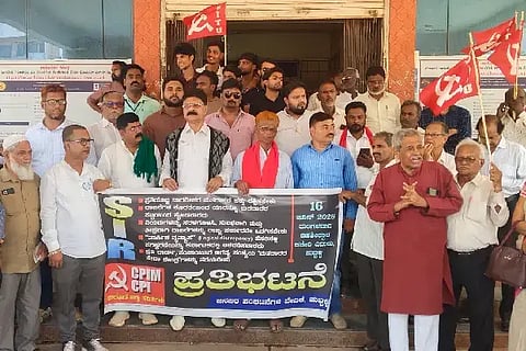 ರಾಜ್ಯದಲ್ಲಿ ಜೂನ್ 30ರಿಂದ (Against SIR) ಆರಂಭವಾಗುವ ಮತದಾರರ ಪಟ್ಟಿಯ ವಿಶೇಷ ಸಮಗ್ರ ಪರಿಷ್ಕರಣೆ ವೇಳೆ ಉದ್ಭವಿಸಬಹುದಾದ ಮತದಾರರ ಸಮಸ್ಯೆಗಳಿಗೆ ಪರಿಹಾರಗಳನ್ನು ರೂಪಿಸಲು ಸರ್ಕಾರ ಅಗತ್ಯ ಕ್ರಮ ಕೈಗೊಳ್ಳಬೇಕೆಂದು ಒತ್ತಾಯಿಸಿ ಸಿಪಿಐ(ಎಂ), ಸಿಪಿಐ ಹಾಗೂ ಜನಪರ ಸಂಘಟನೆಗಳು ಪ್ರತಿಭಟನೆ ನಡೆಸಿ ಮನವಿ ಸಲ್ಲಿಸಿದವು.