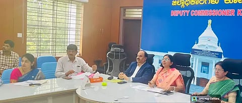 ಕೋಲಾರ ನಗರದ ಜಿಲ್ಲಾಡಳಿತ ಭವನದಲ್ಲಿ ಗುರುವಾರ ಹಮ್ಮಿಕೊಂಡಿದ್ದ ಎಸ್​ಐಆರ್​ ಕುರಿತು ಪ್ರಗತಿ ಪರಿಶೀಲನಾ ಸಭೆಯಲ್ಲಿ ಜಿಲ್ಲಾ ಉಸ್ತುವಾರಿ ಕಾರ್ಯದರ್ಶಿ ತುಲಸಿ ಮದ್ದಿನೇನಿ ಮಾತನಾಡಿದರು. ಡಾ.ಎಂ.ಆರ್​.ರವಿ, ಎಸ್​.ಎಂ.ಮಂಗಳ ಇದ್ದರು.