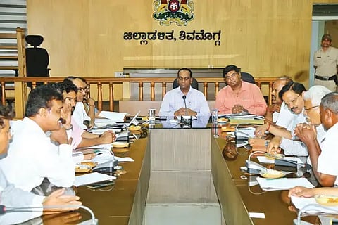 ಎಸ್‌ಐಆರ್ ಪ್ರಕ್ರಿಯೆ ಕುರಿತು ಪ್ರಭುಲಿಂಗ ಕವಳಿಕಟ್ಟಿ ರಾಜಕೀಯ ಪಕ್ಷಗಳ ಮುಖಂಡರೊಂದಿಗೆ ಸಭೆ ನಡೆಸಿದರು.