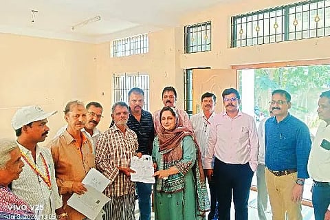 ದಾವಣಗೆರೆಯಲ್ಲಿ ಶುಕ್ರವಾರ ಮತದಾರರ ಪಟ್ಟಿಯ ವಿಶೇಷ ಸಮಗ್ರ ಪರಿಷ್ಕರಣೆ ಕುರಿತು ನಡೆಸಿದ ಪ್ರಗತಿ ಪರಿಶೀಲನಾ ಸಭೆಯ ನಂತರ ಮತದಾರರನ್ನು ಭೇಟಿ ಮಾಡಿದ ಜಿಲ್ಲಾ ಉಸ್ತುವಾರಿ ಕಾರ್ಯದರ್ಶಿ ಡಾ. ಶಮ್ಲಾ ಇಕ್ಬಾಲ್ ಸ್ವಯಂ ಗಣತಿ ನಮೂನೆಗಳನ್ನು ಸ್ವೀಕರಿಸಿದರು. ಜಿ.ಪಂ. ಸಿಇಒ ಗಿತ್ತೆ ಮಾಧವ ವಿಠ್ಠಲರಾವ್, ಅಪರ ಜಿಲ್ಲಾಧಿಕಾರಿ ಶೀಲವಂತ ಶಿವಕುಮಾರ್ ಇದ್ದರು.