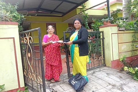  ಮತದಾರರೊಬ್ಬರ ಮನೆಗೆ ತೆರಳಿ ಗಣತಿ ಅರ್ಜಿ ನಮೂನೆ ವಿತರಿಸುತ್ತಿರುವ ಬಿಎಲ್‌ಒ