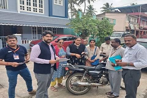 ಕೊಡಗು ಜಿಲ್ಲಾ ಉಪವಿಭಾಗಾಧಿಕಾರಿ ನಿತಿನ್ ಚಕ್ಕಿ ಕುಶಾಲನಗರದ ವಿವಿಧೆಡೆಗಳಲ್ಲಿ ಎಸ್‌ಐಆರ್ ಪ್ರಕ್ರಿಯೆ ಕುರಿತು ಪರಿಶೀಲನೆ ನಡೆಸಿದರು. ರತನ್ ಕುಮಾರ್, ರಾಮು, ಧನಂಜಯ, ಟಿ.ಎಸ್. ಸೌಭಾಗ್ಯ, ಮಧು ಇದ್ದರು.