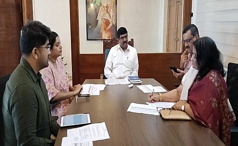 ನಗರದ ಜಿಲ್ಲಾಧಿಕಾರಿ ಅವರ ಕಚೇರಿ ಸಭಾಂಗಣದಲ್ಲಿ ನಡೆದ ಸಭೆಯಲ್ಲಿ ಎಸ್.ಜೆ.ಸೋಮಶೇಖರ್ ಅವರು ರಾಜಕೀಯ ಪಕ್ಷಗಳ ಪ್ರಮುಖರೊಂದಿಗೆ ಸಮಾಲೋಚನೆ ನಡೆಸಿದರು. ಸಹನಾ ಎಸ್.ಹಾದಿಮನಿ, ನಿತಿನ್ ಚಕ್ಕಿ ಇತರರಿದ್ದರು.