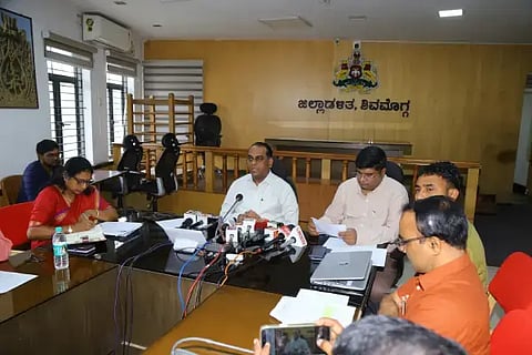 ಪ್ರಭುಲಿಂಗ ಕವಳಿಕಟ್ಟಿ ಎಸ್‌ಐಆರ್ ಪ್ರಕ್ರಿಯೆ ಬಗ್ಗೆ ಮಾಧ್ಯಮಗಳಿಗೆ ವಿವರಣೆ ನೀಡಿದರು. ಮಂಜುಳಾ ಹೆಗಡಾಳ, ವಿ.ಅಭಿಷೇಕ್ ಇದ್ದರು.