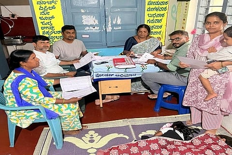 ಗಣತಿ ನಮೂನೆಗಳ ಡಿಜಿಟಲೀಕರಣ ಕಾರ್ಯ ನಡೆಸುತ್ತಿರುವ ಬಿಎಲ್‌ಒ ಸುಚಿತ್ರಾ. ಬಿಎಲ್‌ಎಗಳಾದ ಎಂ.ಡಿ. ಕೃಷ್ಣಪ್ಪ, ಕಿರಣ್ ಇದ್ದಾರೆ.