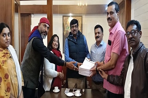 ಎಸ್‌ಐಆರ್ ಪ್ರಕ್ರಿಯೆ ಸಂಬAಧ ಶಾಶ್ವತವಾಗಿ ಸ್ಥಳಾಂತರ, ಎರಡು ಕಡೆ ಹೆಸರು ಹೊಂದಿರುವ ಹಾಗೂ ಇತರೆ ಕಾರಣಗಳಿಂದ ಗಣತಿ ನಮೂನೆ ಸಲ್ಲಿಸದೇ(ಎಎಸ್‌ಡಿಡಿಒ) ಇರುವ ಮತದಾರರ ಪಟ್ಟಿಯನ್ನು ರಾಜಕೀಯ ಪಕ್ಷಗಳ ಪ್ರಮುಖರಿಗೆ ಜಿಲ್ಲಾಧಿಕಾರಿ ಎಸ್.ಜೆ. ಸೋಮಶೇಖರ್ ಹಸ್ತಾಂತರಿಸಿದರು. ತೆನ್ನೀರಾ ಮೈನಾ, ಸಜಿಲ್ ಕೃಷ್ಣ, ಗುಲಾಬಿ ಜನಾರ್ದನ, ಡಾ. ಸಹನಾ ಎಸ್.ಹಾದಿಮನಿ ಮತ್ತಿತರರು ಇದ್ದರು.