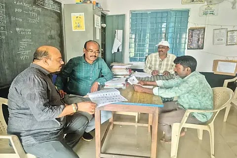 ಎಸ್‌ಐಆರ್ ಪ್ರಕ್ರಿಯೆಯಲ್ಲಿ ನಿರತರಾಗಿರುವ ಚುನಾವಣಾ ಸಿಬ್ಬಂದಿ