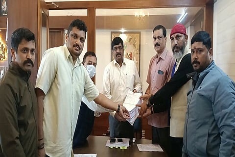 ಮತದಾರರ ಪಟ್ಟಿ ವಿಶೇಷ ಸಮಗ್ರ ಪರಿಷ್ಕರಣೆ 2026ರ ಕರಡು ಮತದಾರರ ಪಟ್ಟಿಯನ್ನು ವಿವಿಧ ರಾಜಕೀಯ ಪಕ್ಷಗಳ ಪ್ರಮುಖರಿಗೆಜಿಲ್ಲಾಧಿಕಾರಿ ಎಸ್.ಜೆ. ಸೋಮಶೇಖರ್ ಹಸ್ತಾಂತರಿಸಿದರು. ಸಜಿಲ್ ಕೃಷ್ಣ, ಭೋಜಣ್ಣ ಸೋಮಯ್ಯ ಮತ್ತಿತರರು ಇದ್ದರು.