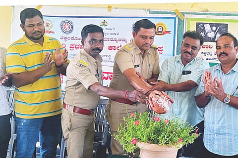 ಸಿರಗುಪ್ಪದ ಟಿ.ಎಸ್.ಎಚ್.ಎಂ.ಎಸ್ ಸರ್ಕಾರಿ ಪ್ರಥಮ ದರ್ಜೆ ಕಾಲೇಜಿನಲ್ಲಿ ಮಾದಕ ವಸ್ತುಗಳ ಸೇವನೆ ನಿಷೇಧ ಜಾಗೃತಿ ಹಾಗೂ ಭಯೋತ್ಪಾದನಾ ವಿರೋಧಿ ದಿನಾಚರಣೆ ಕಾರ್ಯಕ್ರಮವನ್ನು ಅಬಕಾರಿ ಸಿಪಿಐ ಎ.ಜಿ.ಅಂಬಣ್ಣ ಉದ್ಘಾಟಿಸಿದರು. ಹಿರಿಯ ಪ್ರಾಧ್ಯಪಕ ಕೃಷ್ಣಪ್ಪ, ಅಬಕಾರಿ ಮುಖ್ಯ ಪೇದೆ ಅಕ್ಬರ್‌ಅಲಿ, ಉಪನ್ಯಾಸಕ ಡಾ.ಕೆ.ಎಂ.ಚಂದ್ರಕಾಂತ್ ಇತರರಿದ್ದರು.