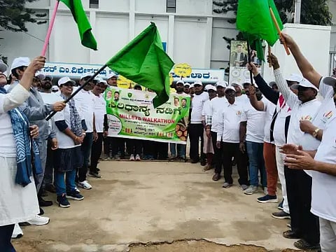 ಲಾರ ನಗರದಲ್ಲಿ ಸಾವಯವ ಮೇಳ&2026ರ ಅಂಗವಾಗಿ ಹಮ್ಮಿಕೊಂಡಿದ್ದ ಸಿರಿಧಾನ್ಯಗಳ ನಡಿಗೆ, ಜಾಗೃತಿ ಜಾಧಗೆ ಚಾಲನೆ ನೀಡಿ ಜಿಲ್ಲಾಧಿಕಾರಿ ಡಾ.ಎಂ.ಆರ್​.ರವಿ ಚಾಲನೆ ನೀಡಿದರು. ಬಿ.ನಿಖಿಲ್​, ಟಿ.ಕೆ.ರಮೇಶ್​, ಜಾವಿದಾ ನಸೀಮಾ ಖಾನಮ್​ ಇದ್ದರು.