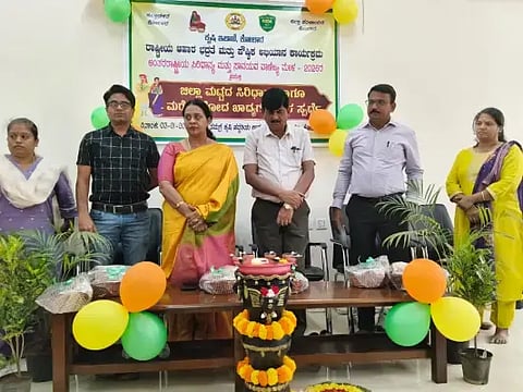 ಕೋಲಾರ ನಗರದ ಕೃಷಿ ಇಲಾಖೆಯ ಸಭಾಂಗಣದಲ್ಲಿ ಶನಿವಾರ ಹಮ್ಮಿಕೊಂಡಿದ್ದ ಜಿಲ್ಲಾ ಮಟ್ಟದ ಸಿರಿಧಾನ್ಯ ಹಾಗೂ ಮರೆತು ಹೋದ ಖಾದ್ಯಗಳ ಪಾಕಸ್ಪರ್ಧೆ ಕಾರ್ಯಕ್ರಮವನ್ನು ಜಿ.ಪಂ ಉಪ ಕಾರ್ಯದರ್ಶಿ ಟಿ.ಕೆ.ರಮೇಶ್​ ಉದ್ಘಾಟಿಸಿದರು. ಎಸ್​.ಎಂ.ಮಂಗಳ, ಜಾವೇದಾ ನಸೀಮಾ ಖಾನಮ್​ ಇದ್ದರು.