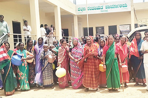 ಸಿರವಾರ ಪಟ್ಟಣದ 4 ಮತ್ತು 5ನೇ ವಾರ್ಡ್‌ಗೆ ಕುಡಿಯುವ ನೀರು ಸರ್ಪಕವಾಗಿ ಪೂರೈಸಲು ಒತ್ತಾಯಿಸಿ ವಾರ್ಡ್ ನಿವಾಸಿಗಳು ಖಾಲಿ ಕೊಡ ಹಿಡಿದು ಪಪಂ ಮುಂದೆ ಪ್ರತಿಭಟನೆ ನಡೆಸಿದರು. ಮೂಕಮ್ಮ, ದೇವಮ್ಮ, ಹನುಮವ್ವ, ಮಾದೇವಮ್ಮ, ಯಲ್ಲಮ್ಮ, ಶಿವಮ್ಮ, ಬಸ್ಸಮ್ಮ, ಪುಟ್ಟಮ್ಮ, ಮೈಲಾರಿ, ಮುತ್ತಣ್ಣ ನಾಯಕ, ನಾಗರಾಜ ಹಾಗೂ ಹೋರಾಟಗಾರರಾದ ನಾಗರಾಜ ಬೋಮನಾಳ, ಮೇಶಕ್ ಇದ್ದರು.