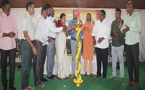 ನಗರದ ಗಾಂಧಿ ಭವನದಲ್ಲಿ ಗುರುವಾರ ನಡೆದ ಛತ್ರಪತಿ ಶಿವಾಜಿ ಮಹಾರಾಜರ ಜಯಂತಿ ಕಾರ್ಯಕ್ರಮವನ್ನು ಗಣ್ಯರು ಉದ್ಘಾಟಿಸಿದರು. ಲೋಕೇಶ್ , ಚೀನಾ ಸೋಮೇಶ್, ಎಸ್.ಆರ್.ಅರುಣ್ ರಾವ್, ಕುಮಾರ ಇತರರಿದ್ದರು.