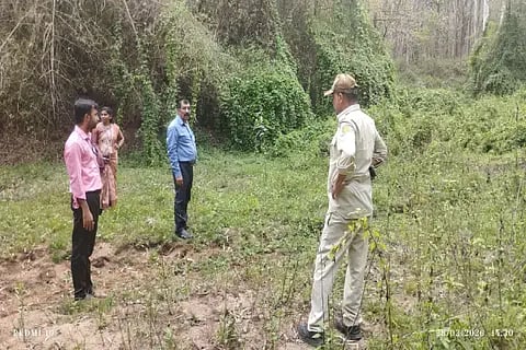ಕೆರೆಗಳ ಅಭಿವೃದ್ಧಿಗೆ ಸಂಬಂಧಿಸಿ ಸಕ್ರೆಬೈಲು ವನ್ಯಜೀವಿ ವಿಭಾಗದಲ್ಲಿ ಸ್ಥಳ ಪರಿಶೀಲನೆ ನಡೆಸುತ್ತಿರುವ ಧರ್ಮಸ್ಥಳ ಗ್ರಾಮಾಭಿವೃದ್ಧಿ ಯೋಜನೆ ಸಿಬ್ಬಂದಿ.
