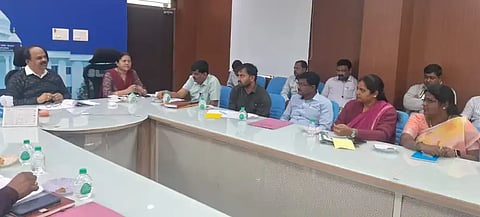 ಕೋಲಾರ ನಗರದ ಜಿಲ್ಲಾಡಳಿತ ಭವನದಲ್ಲಿ ಮಂಗಳವಾರ ನಡೆದ ಜಿಲ್ಲಾ ಕೌಶಲ್ಯ ಮಿಷನ್​ ಸಮಿತಿಯ ಪ್ರಗತಿ ಪರಿಶೀಲನಾ ಸಭೆಯಲ್ಲಿ ಮಾತನಾಡಿ ಜಿಲ್ಲಾಧಿಕಾರಿ ಡಾ.ಎಂ.ಆರ್​.ರವಿ ಮಾತನಾಡಿದರು. ಎಸ್​.ಎಂ.ಮಂಗಳಾ, ಶ್ರೀನಿವಾಸ್​ ಇದ್ದರು.