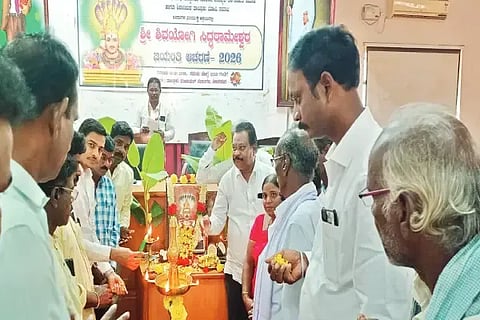 ಶಿಕಾರಿಪುರದಲ್ಲಿ ಆಯೋಜಿಸಿದ್ದ ಶ್ರೀ ಸಿದ್ದರಾಮೇಶ್ವರ ಜಯಂತಿಯನ್ನು ಭೋವಿ ಸಮಾಜದ ಅಧ್ಯಕ್ಷ ಈಶಪ್ಪ, ಮುಖಂಡ ಸಣ್ಣಹನುಮಂತಪ್ಪ ಉದ್ಘಾಟಿಸಿದರು, ಮಂಜುಳಾ ಭಜಂತ್ರಿ, ಸುನಿಲ್ಕುಮಾರ್, ನರಸಿಂಹ ಮೂರ್ತಿ ಇತರರಿದ್ದರು.