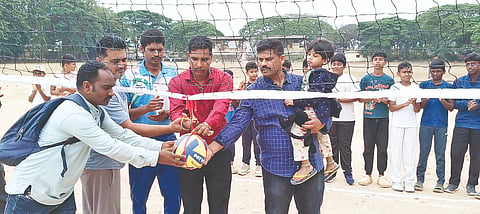 ಸಕಲೇಶಪುರ: ಮಕ್ಕಳಲ್ಲಿ ಅಡಗಿರುವ ಕ್ರೀಡಾ ಪ್ರತಿಭೆಯನ್ನು ಗುರುತಿಸಿ ಪ್ರೋತ್ಸಾಹಿಸಬೇಕಾದರೆ ಕ್ರೀಡಾ ಚಟುವಟಿಕೆಗಳು ನಿರಂತರವಾಗಿ ನಡೆಯುವುದು ಅತ್ಯಗತ್ಯ ಎಂದು ಪೊಲೀಸ್ ಇಲಾಖೆಯ ಕೀರ್ತಿ ಸ್ವರೂಪ್ ತಿಳಿಸಿದರು.