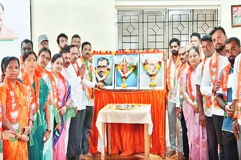ಶಿಕಾರಿಪುರ ಬಿಜೆಪಿ ಕಚೇರಿಯಲ್ಲಿ ಜನಸಂಘದ ಸಂಸ್ಥಾಪಕ ಡಾ. ಶ್ಯಾಮಾಪ್ರಸಾದ್ ಮುಖರ್ಜಿ ಅವರ ಪುಣ್ಯಸ್ಮರಣೆ ಆಚರಿಸಲಾಯಿತು. ಕೆ.ಎಸ್.ಗುರುಮೂರ್ತಿ, ಹನುಮಂತಪ್ಪ, ಬೆಣ್ಣೆ ಪ್ರವೀಣ, ರೂಪಾ ರಾಜಶೇಖರ್ ಇತರರಿದ್ದರು.