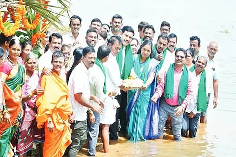 ಶಿಕಾರಿಪುರ ತಾಲೂಕಿನ ಹೊಸೂರಿನ ರಾಮರತಿ ಕೆರೆಗೆ ಶಾಸಕ ಬಿ.ವೈ.ವಿಜಯೇಂದ್ರ ಬಾಗಿನ ಅರ್ಪಿಸಿದರು. ಹನುಮಂತಪ್ಪ, ಅಶೋಕ್, ಕೆ.ಎಸ್.ಗುರುಮೂರ್ತಿ, ರೇಖಾ ರಾಜಶೇಖರ್ ಇತರರಿದ್ದರು.