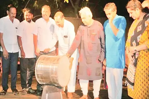ಶಿಕಾರಿಪುರದಲ್ಲಿ ಆಯೋಜಿಸಿದ್ದ ನಮ್ಮೊಳಗೊಬ್ಬ ಗಾಂಧಿ ನಾಟಕ ಪ್ರದರ್ಶನ ಕಾರ್ಯಕ್ರಮವನ್ನು ರಾಜ್ಯ ಕೃಷಿಕ ಸಮಾಜದ ಅಧ್ಯಕ್ಷ ನಗರದ ಮಹದೇವಪ್ಪ ಉದ್ಘಾಟಿಸಿದರು. ಡಿ.ಪ್ರಸನ್ನ, ಇಕ್ಬಾಲ್ ಅಹಮದ್, ಡಾ. ಶೈಲಜಾ, ಕೊಪ್ಪಲು ಮಂಜಣ್ಣ ಇತರರಿದ್ದರು.