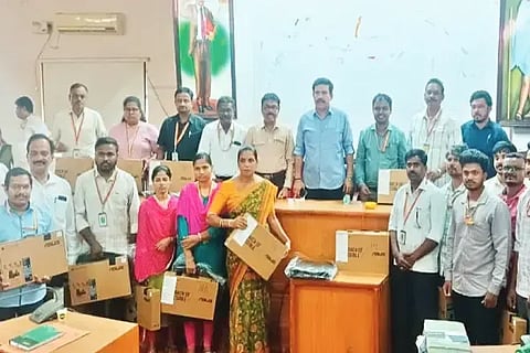 ಶಿಕಾರಿಪುರ ತಾಪಂ ಸಭಾಂಗಣದಲ್ಲಿ ಆಯೋಜಿಸಿದ್ದ ಅಧಿಕಾರಿಗಳ ಸಭೆಯಲ್ಲಿ ರಾಜಸ್ವ  ನಿರೀಕ್ಷಕರಿಗೆ ಶಾಸಕ ಬಿ.ವೈ.ವಿಜಯೇಂದ್ರ ಕ್ರೋಮ್ ಬುಕ್ ವಿತರಿಸಿದರು. ನಾಗರಾಜ್, ರವಿಕುಮಾರ್, ಪಿಡಿಒಗಳು ಇದ್ದರು.