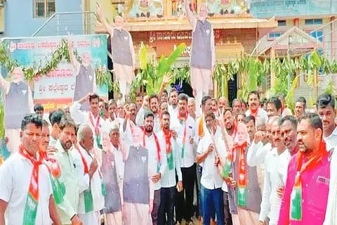 ಮೋದಿ ಪ್ರಧಾನಿಯಾಗಿ 12 ವರ್ಷ ಪೂರೈಸಿದ ಹಿನ್ನೆಲೆಯಲ್ಲಿ ಸಂಸದ ಬಿ.ವೈ.ರಾಘವೇಂದ್ರ ನೇತೃತ್ವದಲ್ಲಿ ಕಾರ್ಯಕರ್ತರು ಕಾನೂನು ಬಸವೇಶ್ವರ ಸ್ವಾಮಿಗೆ ಪೂಜೆ ಸಲ್ಲಿಸಿದರು. ಕೆ.ಎಸ್.ಗುರುಮೂರ್ತಿ, ವಸಂತ ಗೌಡ, ಶಿವನ ಗೌಡ ಇತರರಿದ್ದರು.