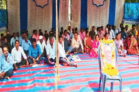ಶಿಕಾರಿಪುರ ತಾಲೂಕು ಬೀದಿ ಬದಿ ವ್ಯಾಪಾರಿಗಳು ತಾಲೂಕು ಕಚೇರಿ ಎದುರು ಅನಿರ್ದಿಷ್ಟಾವಧಿ ಮುಷ್ಕರ ಆರಂಭಿಸಿದರು. ಕೃಷ್ಣಪ್ಪ, ಕಾವ್ಯಶ್ರೀ, ಮಣಿ ಗೌಡರ್, ಶ್ರೀನಿವಾಸ್, ಕರೀಂ ಸಾಬ್ ಇತರರಿದ್ದರು.