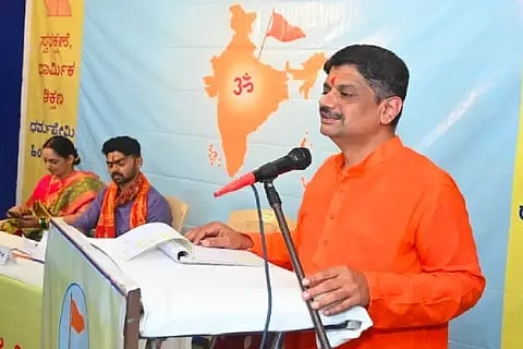 ಹಿರೇಕಲವತ್ತಿ ಗ್ರಾಮದಲ್ಲಿ ಆಯೋಜಿಸಿದ್ದ ಹಿಂದೂ ರಾಷ್ಟ್ರ ಜಾಗೃತಿ ಸಭೆಯಲ್ಲಿ ವಿಜಯ ರೇವಣಕರ್ ಮಾತನಾಡಿದರು. ಕಾವೇರಿ ರಾಯ್ಕರ್, ರೇಕೇಶ್ ಮಾನೆ ಇದ್ದರು.
