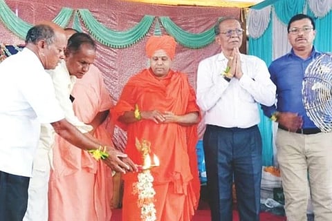 ಕೊಟ್ಟೂರಿನಲ್ಲಿ ಹಮ್ಮಿಕೊಂಡಿದ್ದ ಚಿಕ್ಕೇನಕೊಪ್ಪ ಚನ್ನವೀರ ಶರಣರ 31ನೇ ಸ್ಮರಣೋತ್ಸವ ಕಾರ್ಯಕ್ರಮವನ್ನು ಕೊಟ್ಟೂರು ಕಟ್ಟೆಮನಿ ಹಿರೇಮಠದ ಯೋಗಿರಾಜೇಂದ್ರ ಸ್ವಾಮೀಜಿ ಉದ್ಘಾಟಿಸಿದರು. ಹೂವಿನಹಡಗಲಿ ಗವಿಮಠದ ಹಿರಿಯ ಶಾಂತವೀರ ಸ್ವಾಮೀಜಿ, ಶಿಕ್ಷಕರಾದ ಟಿ.ಕೆ.ಸಿದ್ಧರಾಮೇಶ್ವರ, ಹೊಂಬಾಳೆ ಮಂಜುನಾಥ ಇದ್ದರು.