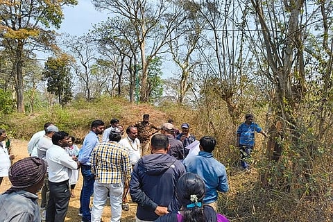 ಕುಶಾಲನಗರ ತಾಲೂಕು ಗುಡ್ಡೆಹೊಸೂರು ಗ್ರಾಮ ಪಂಚಾಯಿತಿ ವ್ಯಾಪ್ತಿಯ ಚಿಕ್ಕಬೆಟ್ಟಗೇರಿ ಗ್ರಾಮದಲ್ಲಿ ಸ್ಮಶಾನ ಭೂಮಿ ಮತ್ತು ಅರಣ್ಯ ಇಲಾಖೆಯ ನಡುವೆ ಉಂಟಾಗಿದ್ದ ಗಡಿ ಗೊಂದಲಕ್ಕೆ ತೆರೆ ಎಳೆಯುವ ಸಂಬAಧ ವೈಜ್ಞಾನಿಕವಾಗಿ ಗಡಿ ಗುರುತಿಸುವ ಕಾರ್ಯ ನಡೆಯಿತು.