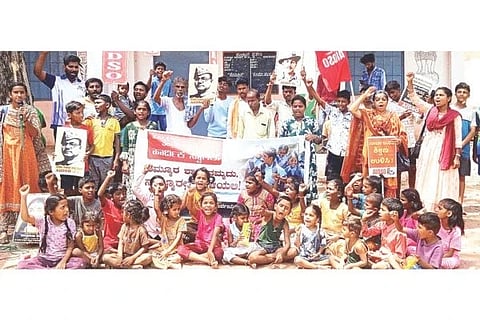 ಸಂಡೂರು ತಾಲೂಕು ತುಮಟಿ ಗ್ರಾಮದಲ್ಲಿ ನಡೆದ ಪ್ರತಿಭಟನೆಯಲ್ಲಿ ಎಐಡಿಎಸ್‌ಒ ಸಂಘದ ಜಿಲ್ಲಾ ಉಪಾಧ್ಯಕ್ಷೆ ಎಂ.ಶಾಂತಿ, ಸಾರ್ವಜನಿಕ ಶಿಕ್ಷಣ ಉಳಿಸಿ ಸಮಿತಿ ಉಪಾಧ್ಯಕ್ಷೆ ನಾಗರತ್ನ, ಸದಸ್ಯೆ ವಿದ್ಯಾ, ಗ್ರಾಮಸ್ಥರಿದ್ದರು.