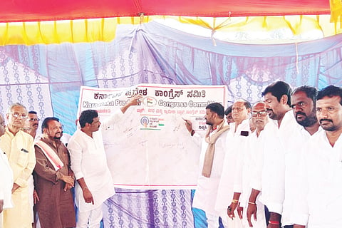 ತುರ್ವಿಹಾಳ ಪಟ್ಟಣದಲ್ಲಿ ವೋಟ್ ಚೋರಿ ವಿರುದ್ಧ ಸಹಿ ಸಂಗ್ರಹ ಅಭಿಯಾನ ನಡೆಯಿತು. ಶಾಸಕ ಆರ್.ಬಸನಗೌಡ ತುರ್ವಿಹಾಳ, ಕೆಪಿಸಿಸಿ ಕಾರ್ಯದರ್ಶಿ ಎಂ.ಡಿ ಫಾರೂಖಸಾಬ್ ಖಾಜಿ, ಕೆಪಿಸಿಸಿ ಸದಸ್ಯ ನಲ್ಲಾ ವೆಂಕಟೇಶ್ವರಾವ್, ಜಿಲ್ಲಾ ಕಾಂಗ್ರೆಸ್ ಉಪಾಧ್ಯಕ್ಷರಾದ ನಿರುಪಾದೆಪ್ಪ ವಕೀಲ, ಅಂದಾನಪ್ಪ ಗುಂಡಳ್ಳಿ ಮಸ್ಕಿ, ಕೆಪಿಸಿಸಿ ಸದಸ್ಯ ಸಿದ್ದ್ಧನಗೌಡ ಮಾಟೂರು ಇತರರಿದ್ದರು.
