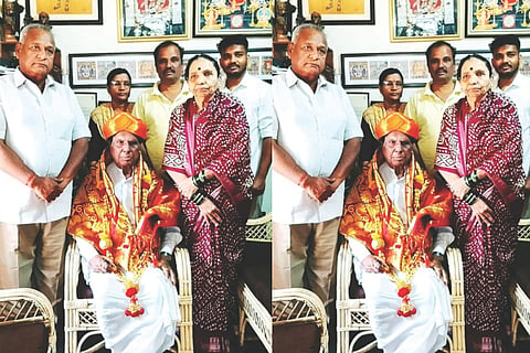 ಮರಾಠ ಸಮುದಾಯಗಳ ಅಭಿವೃದ್ದಿ ನಿಗಮದ ಅಧ್ಯಕ್ಷ ಜಿ.ಎಚ್.ಮರಿಯೋಜಿರಾವ್ ಸಂಡೂರಿನಲ್ಲಿ ಕಲಾವಿದ ಡಾ.ವಿ.ಟಿ.ಕಾಳೆ ಅವರನ್ನು ಸನ್ಮಾನಿಸಿದರು. ಕಾಶಿಬಾಯಿ ವಿ.ಕಾಳೆ, ಚಿತ್ರಕಲಾವಿದರಾದ ಕಾಶಿನಾಥ ವಿ.ಕಾಳೆ, ಶ್ರೀನಾಥ ವಿ.ಕಾಳೆ, ಕಾರ್ತಿಕ್ ವಿ.ಕಾಳೆ, ಮರಾಠ ಸಮುದಾಯದ ಎಚ್.ಎನ್.ಭೋಸ್ಲೆ ಇದ್ದರು. 