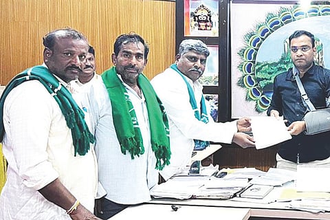ಸಂಡೂರಿನಲ್ಲಿ ರೈತಸಂಘದ ಪದಾಧಿಕಾರಿಗಳು ತಹಸೀಲ್ದಾರ್ ಅನಿಲ್‌ಕುಮಾರ್‌ಗೆ ಮನವಿ ಸಲ್ಲಿಸಿದರು. ಕಲ್ಯಾಣ ಕರ್ನಾಟಕ ವಿಭಾಗೀಯ ಕಾರ್ಯದರ್ಶಿ ಎಂ.ಎಲ್.ಕೆ.ನಾಯ್ಡು, ಜಿಲ್ಲಾ ಉಪಾಧ್ಯಕ್ಷ ವಿರೂಪಾಕ್ಷಿಗೌಡ, ಪ್ರಮುಖರಾದ ಷಣ್ಮುಖಪ್ಪ, ಎ.ರಂಗಪ್ಪ, ಟಿ.ಎಂ.ಮಹೇಶ್, ಟಿ.ರಮೇಶ್ ಇದ್ದರು. 