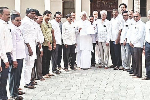 ಸಿಂಧನೂರಿನಲ್ಲಿ ವಕೀಲರ ಭವನ ನಿರ್ಮಾಣಕ್ಕೆ ಅನುದಾನ ನೀಡುವಂತೆ ಒತ್ತಾಯಿಸಿ ತಾಲೂಕು ನ್ಯಾಯವಾದಿಗಳ ಸಂಘದಿಂದ ಶಾಸಕ ಹಂಪನಗೌಡ ಬಾದರ್ಲಿಗೆ ಮನವಿ ಸಲ್ಲಿಸಲಾಯಿತು. ತಾಲೂಕು ನ್ಯಾಯವಾದಿಗಳ ಸಂಘದ ಅಧ್ಯಕ್ಷ ಕೆ.ಭೀಮನಗೌಡ, ವಕೀಲರಾದ ಎಂ.ಕಾಳಿಂಗಪ್ಪ, ಕೆ.ಅಮರೇಗೌಡ, ನಿರುಪಾದೆಪ್ಪ ಗುಡಿಹಾಳ, ಖಾಜಿಮಲಿಕ್ ಇತರರಿದ್ದರು.