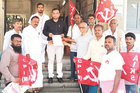 ಸಂಡೂರಿನಲ್ಲಿ ತಹಸೀಲ್ದಾರ್ ಅನಿಲ್ ಕುಮಾರ್‌ಗೆ ಕೆಪಿಆರ್‌ಎಸ್, ಸಿಐಟಿಯು, ಸಿಪಿಐ ಮತ್ತಿತರ ಸಂಘಟನೆಗಳಿಂದ ಮನವಿ ಸಲ್ಲಿಸಲಾಯಿತು. ಸಿಐಟಿಯು ತಾಲೂಕು ಕಾರ್ಯದರ್ಶಿ ಜೆ.ಎಂ.ಚನ್ನಬಸಯ್ಯ, ಸಿಪಿಐ ಜಿಲ್ಲಾ ಕಾರ್ಯದರ್ಶಿ ಎ.ಸ್ವಾಮಿ, ತಾಲೂಕು ಕಾರ್ಯದರ್ಶಿ ಎಸ್.ಖಾಲೂಬಾ, ಡಿವೈಎಫ್‌ಐ ಜಿಲ್ಲಾ ಕಾರ್ಯದರ್ಶಿ ಎಚ್.ಸ್ವಾಮಿ, ಖಲಂದರ ಬಾಷಾ, ಪಂಪನಗೌಡ ಇತರರಿದ್ದರು. 