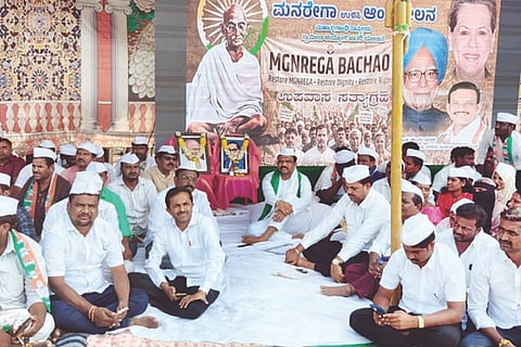 ಸಿಂಧನೂರಿನಲ್ಲಿ ಎಂಎಲ್ಸಿ ಬಸನಗೌಡ ಬಾದರ್ಲಿ ನೇತೃತ್ವದಲ್ಲಿ ಮನರೇಗಾ ಬಚಾವ್ ಸಂಗ್ರಾಮ್ ಒಂದು ದಿನದ ನಿರಶನ ನಡೆಸಲಾಯಿತು. ಆರ್‌ಡಿಸಿಸಿ ಬ್ಯಾಂಕ್ ನಿರ್ದೇಶಕ ಸೋಮನಗೌಡ ಬಾದರ್ಲಿ, ಪ್ರಮುಖರಾದ ವೆಂಕಟೇಶ ಬಾದರ್ಲಿ, ಶಿವಕುಮಾರ ಜವಳಿ, ವೀರರಾಜು, ಚನ್ನಬಸವ ಕೋಟೆ, ಸಂಗಮೇಶ, ಶರಣಯ್ಯಸ್ವಾಮಿ, ಖಾಜಾ ಹುಸೇನ ರೌಡಕುಂದ ಇದ್ದರು.   