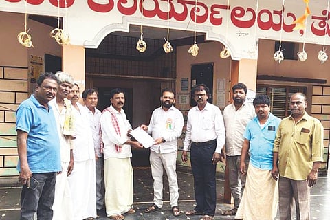 ನರೇಗಾ ಕಾಯ್ದೆಯನ್ನು ಮುಂದುವರಿಸುವ ಕುರಿತು ಗ್ರಾಮಸಭೆಯಲ್ಲಿ ಠರಾವು ಪಾಸ್ ಮಾಡಲು ಒತ್ತಾಯಿಸಿ ತೋರಣಗಲ್‌ನಲ್ಲಿ ದೇವದಾಸಿ ಮಹಿಳಾ ವಿಮೋಚನಾ ಸಂಘದಿಂದ ಗ್ರಾಪಂ ಅಧ್ಯಕ್ಷ ಅಳ್ಳಾಪುರ ವಿರೇಶಪ್ಪ, ಪಿಡಿಒ ಪ್ರಾಣೇಶಗೆ ಮನವಿ ಸಲ್ಲಿಸಲಾಯಿತು. ಸಂಘದ ಜಿಲ್ಲಾ ಕಾರ್ಯದರ್ಶಿ ಎ.ಸ್ವಾಮಿ, ಪ್ರಮುಖರಾದ ಎನ್.ಶಂಕಣ್ಣ, ಎಂ.ತಾತಪ್ಪ, ಯು.ಕೋನಪ್ಪ, ಎಚ್.ಈರಣ್ಣ, ಶಂಕರಗೌಡ, ರಾಮಾಲಿ ಇದ್ದರು. 