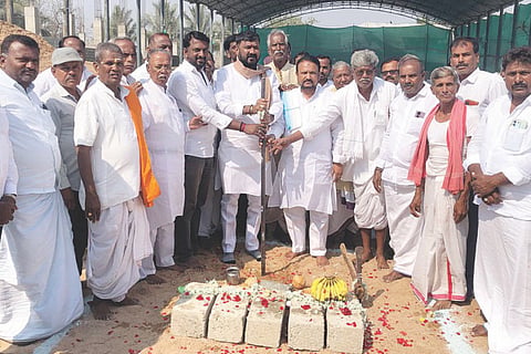 ತುರ್ವಿಹಾಳದ ಶ್ರೀ ಶಂಕರಲಿಂಗೇಶ್ವರ ದೇವಸ್ಥಾನ ಆವರಣದಲ್ಲಿ ಸಮುದಾಯ ಭವನ ನಿರ್ಮಾಣ ಕಾಮಗಾರಿಗೆ ಶಾಸಕ ಆರ್.ಬಸನಗೌಡ ತುರ್ವಿಹಾಳ ಭೂಮಿಪೂಜೆ ನೆರವೇರಿಸಿದರು. ಎಪಿಎಂಸಿ ಮಾಜಿ ಉಪಾಧ್ಯಕ್ಷ ಎಂ.ಡಿ.ಫಾರೂಕ್‌ಸಾಬ, ಪಪಂ ಅಧ್ಯಕ್ಷ ಬಾಪುಗೌಡ ದೇವರಮನಿ, ಮಾಜಿ ಅಧ್ಯಕ್ಷ ಶ್ಯಾಮೀದ್‌ಸಾಬ ಚೌಧರಿ, ಪ್ರಮುಖರಾದ ಮಲ್ಲನಗೌಡ ದೇವರಮನಿ, ಮೌಲಪ್ಪಯ್ಯ ಇತರರಿದ್ದರು.