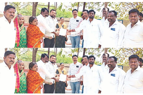 ವಿರುಪಾಪುರ ಗ್ರಾಪಂ ಪಿಡಿಒಗೆ ಪಂಚಾಯಿತಿ ಮಾಜಿ ಸದಸ್ಯರು ಗುರುವಾರ ಮನವಿ ಸಲ್ಲಿಸಿದರು. ರವಿಗೌಡ ಮಲ್ಲದಗುಡ್ಡ, ಲಕ್ಷ್ಮೀ ಬುಡ್ಡಪ್ಪ, ಗಂಗಮ್ಮ ಈರಪ್ಪ, ಸಿದ್ದಪ್ಪ, ಬಸವರಾಜ ಕವಳೆಕಾಯಿ, ಪಂಪಯ್ಯಸ್ವಾಮಿ, ಮಲ್ಲರೆಡ್ಡಿ, ಶ್ಯಾಮಲಪ್ಪ, ದುರುಗಪ್ಪ, ಬಾಲರಾಜ ಇದ್ದರು.