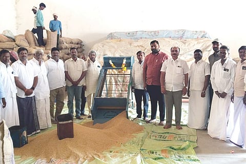 ಸಿಂಧನೂರು ತಾಲೂಕು ಹಂಚಿನಾಳಕ್ಯಾಂಪಿನ ವಿವಿಧೋದ್ದೇಶ ಪ್ರಾಥಮಿಕ ಗ್ರಾಮೀಣ ಕೃಷಿ ಪತ್ತಿನ ಸಹಕಾರ ಸಂಘದ ಗೋದಾಮಿನಲ್ಲಿ ಗುರುವಾರ ಜೋಳ ಖರೀದಿ ಕೇಂದ್ರಕ್ಕೆ ಸಹಾಯಕ ಕೃಷಿ ಅಧಿಕಾರಿ ರುದ್ರಗೌಡ ಪಾಟೀಲ್, ಉಪತಹಸೀಲ್ದಾರ್ ಮಿಶ್ರಕೋಟೆ ಚಾಲನೆ ನೀಡಿದರು. ಸಂಘದ ಅಧ್ಯಕ್ಷ ಶೇಖರಗೌಡ ತುರಡಗಿ, ಉಪಾಧ್ಯಕ್ಷ ಎನ್.ಕುಶಾಲಕುಮಾರ, ಪ್ರಮುಖರಾದ ಶಂಬಣ್ಣ ಸಾಹುಕಾರ, ಶಿವರಾಜ ಪಾಟೀಲ್ ವಕೀಲ, ವೀರೇಶ ಪಾಟೀಲ್ ಸಿದ್ರಾಂಪುರ, ಜಿ.ಮುರಳಿ, ಚಂದ್ರಪ್ಪ ಇತರರಿದ್ದರು.