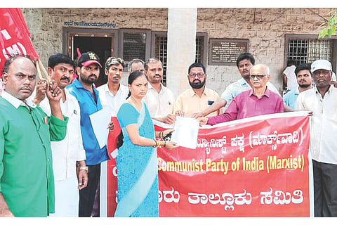 ಸಂಡೂರು ತಾಲೂಕು ತೋರಣಗಲ್ ನಾಡಕಚೇರಿ ಎಸ್‌ಡಿಎ ಮಂಜುಲತಾಗೆ ಸಿಪಿಐ(ಎಂ) ಪದಾಧಿಕಾರಿಗಳು ಮನವಿ ಸಲ್ಲಿಸಿದರು.  ಸಿಪಿಐ(ಎಂ) ತಾಲೂಕು ಕಾರ್ಯದರ್ಶಿ ಎ.ಸ್ವಾಮಿ, ಕರ್ನಾಟಕ ಪ್ರಾಂತ ರೈತಸಂಘ ಕುರೇಕುಪ್ಪ ಘಟಕದ ಅಧ್ಯಕ್ಷ ಪಂಪನಗೌಡ, ಪ್ರಮುಖರಾದ ಎನ್.ಶಂಕರಣ್ಣ, ಶಿವರೆಡ್ಡಿ, ಎಸ್.ಕಾಲೂಬಾ, ವಿ.ದೇವಣ್ಣ, ಸಿದ್ದಪ್ಪ, ಬಂಡಿ ಇಮಾಮ್ ಸಾಬ್, ಅಂಚೆ ಶಂಕರಪ್ಪ, ಆರ್.ಎಸ್.ದೊಡ್ಡಬಸಪ್ಪ, ಮುರ್ಗೇಶ್ ಇದ್ದರು.