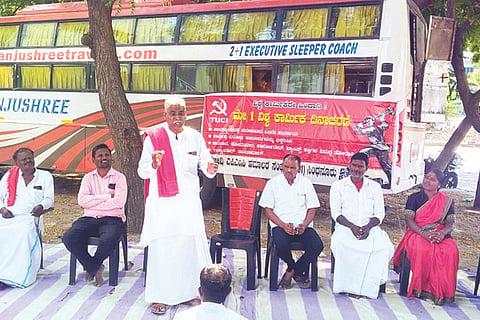 ಸಿಂಧನೂರಿನಲ್ಲಿ ಶ್ರಮಜೀವಿ ಎಪಿಎಂಸಿ ಹಮಾಲರ ಸಂಘ ಏರ್ಪಡಿಸಿದ್ದ ವಿಶ್ವ ಕಾರ್ಮಿಕ ದಿನಾಚರಣೆ ಕಾರ್ಯಕ್ರಮದಲ್ಲಿ ಪ್ರಮುಖ ಎಚ್.ಎನ್.ಬಡಿಗೇರ ಮಾತನಾಡಿದರು. ಉಪನ್ಯಾಸಕ ನಾರಾಯಣ ಬೆಳಗುರ್ಕಿ, ಮನುಜಮತ ಬಳಗ ಕಾರ್ಯದರ್ಶಿ ಬಸವರಾಜ ಬಾದರ್ಲಿ, ಹಮಾಲರ ಸಂಘದ ಅಧ್ಯಕ್ಷ ಮಾಬುಸಾಬ ಬೆಳ್ಳಟ್ಟಿ, ಉಪಾಧ್ಯಕ್ಷ ನಾಗಪ್ಪ ಉಮಲೂಟಿ ಇತರರಿದ್ದರು.