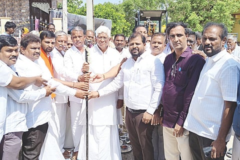ಸಿಂಧನೂರಿನ ಸುಕಾಲಪೇಟೆಯಲ್ಲಿ ಒಳಚರಂಡಿ ಹಾಗೂ ಬಾಕಿ ಕಾಮಗಾರಿಗಳಿಗೆ ಶಾಸಕ ಹಂಪನಗೌಡ ಬಾದರ್ಲಿ ಚಾಲನೆ ನೀಡಿದರು. ಸ್ಥಳೀಯ ಕನಕ ಗುರುಪೀಠದ ಪೀಠಾಧಿಪತಿ ಸಿದ್ದರಾಮಯ್ಯ ಗುರುವಿನ್, ನಗರಸಭೆ ಪೌರಾಯುಕ್ತ ಪಾಂಡುರಂಗ, ನಗರ ಬ್ಲಾಕ್ ಕಾಂಗ್ರೆಸ್ ಅಧ್ಯಕ್ಷ ಖಾಜಿ ಮಲಿಕ್, ಗ್ರಾಮೀಣ ಅಧ್ಯಕ್ಷ ಲಿಂಗಪ್ಪ ದಡೇಸುಗೂರು, ವೈ.ಅನಿಲ್‌ಕುಮಾರ ಇದ್ದರು.