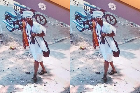 ಸಿಂಧನೂರಿನಲ್ಲಿ ಸಾಧು ವೇಷ ತೊಟ್ಟಿರುವ ಖದೀಮ ಸಿಸಿ ಕ್ಯಾಮರಾದಲ್ಲಿ ಸೆರೆಯಾಗಿರುವುದು.  