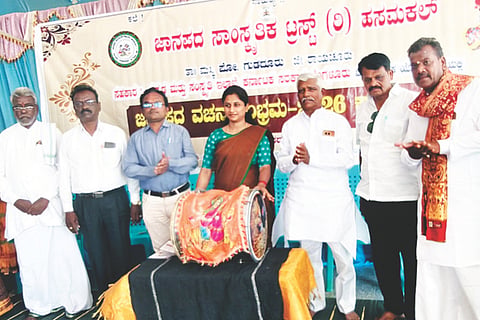 ಸಿಂಧನೂರು ಬಸವ ಪ್ರಸಾದ ನಿಲಯದಲ್ಲಿ ಜಾನಪದ ವಚನ ಸಂಭ್ರಮ-2026 ಕಾರ್ಯಕ್ರಮವನ್ನು  ಕನ್ನಡ ಮತ್ತು ಸಂಸ್ಕೃತಿ ಇಲಾಖೆ ಸಹಾಯಕ ನಿರ್ದೇಶಕಿ ಉತ್ತರಾದೇವಿ ಎಸ್.ಮಠಪತಿ ಉದ್ಘಾಟಿಸಿದರು. ಕಸಾಪ ತಾಲೂಕು ಮಾಜಿ ಅಧ್ಯಕ್ಷ ಪಂಪಯ್ಯಸ್ವಾಮಿ ಸಾಲಿಮಠ, ಕರ್ನಾಟಕ ಜಾನಪದ ಪರಿಷತ್ ತಾಲೂಕು ಅಧ್ಯಕ್ಷ ಡಾ.ಬಸವರಾಜ ಪಿ.ನಾಯಕ, ಬಸವ ಚಾರೀಟಬಲ್ ಟ್ರಸ್ಟ್ ಅಧ್ಯಕ್ಷ ಕೆ.ಶರಣಪ್ಪ ತೆಂಗಿನಕಾಯಿ, ಪತ್ರಕರ್ತ ಡಿ.ಎಚ್.ಕಂಬಳಿ ಇತರರಿದ್ದರು.