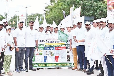 ಸಿಂಧನೂರಿನಲ್ಲಿ ನಗರಸಭೆಯಿಂದ ಘನತ್ಯಾಜ್ಯ ವಸ್ತುಗಳ ನಿರ್ವಹಣೆ-2026ರ  ಜಾಥಾಕ್ಕೆ ನಗರಸಭೆ ಪೌರಾಯುಕ್ತ ಪಾಂಡುರಂಗ ಇಟಗಿ ಚಾಲನೆ ನೀಡಿದರು. ಪಾಟೀಲ್ ಶಿಕ್ಷಣ ಸಂಸ್ಥೆಯ ಮುಖ್ಯಸ್ಥ ಆರ್.ಸಿ.ಪಾಟೀಲ್, ಸನ್‌ರೈಸ್ ಕಾಲೇಜಿನ ಪ್ರಾಂಶುಪಾಲ ಲಾಜರ್ ಸಿರೀಲ್, ನಗರಸಭೆ ಲೆಕ್ಕಾಧೀಕ್ಷಕ ಅಬ್ದುಲ್ ಇತರರಿದ್ದರು. 
